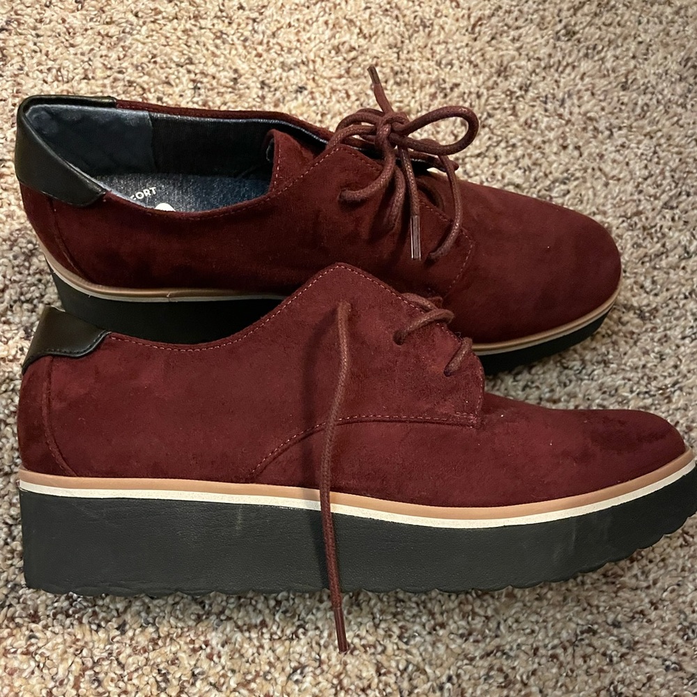 Women’s size 7.5 burgundy shoes